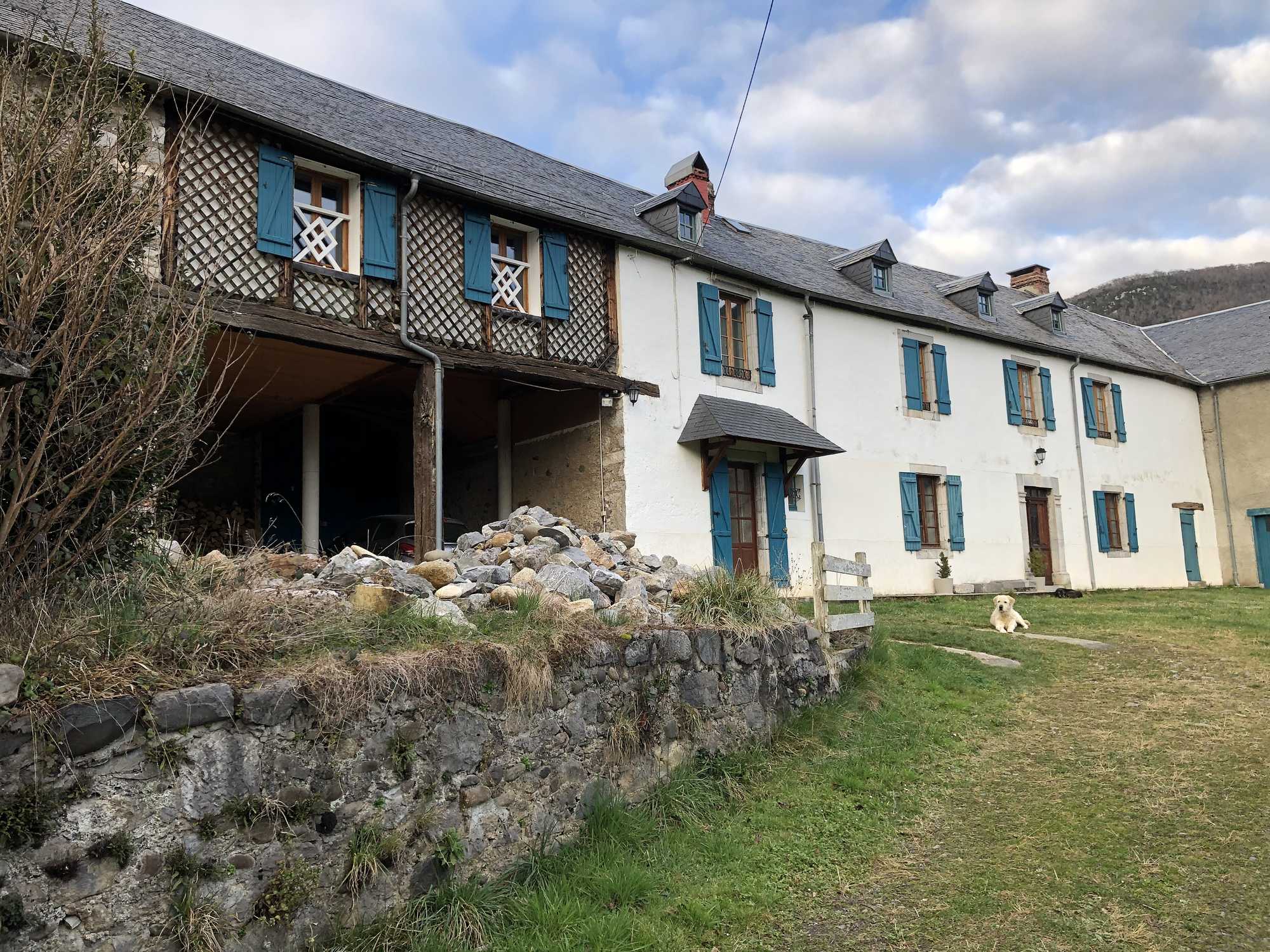 Façade sud de la ferme avec galerie en bois