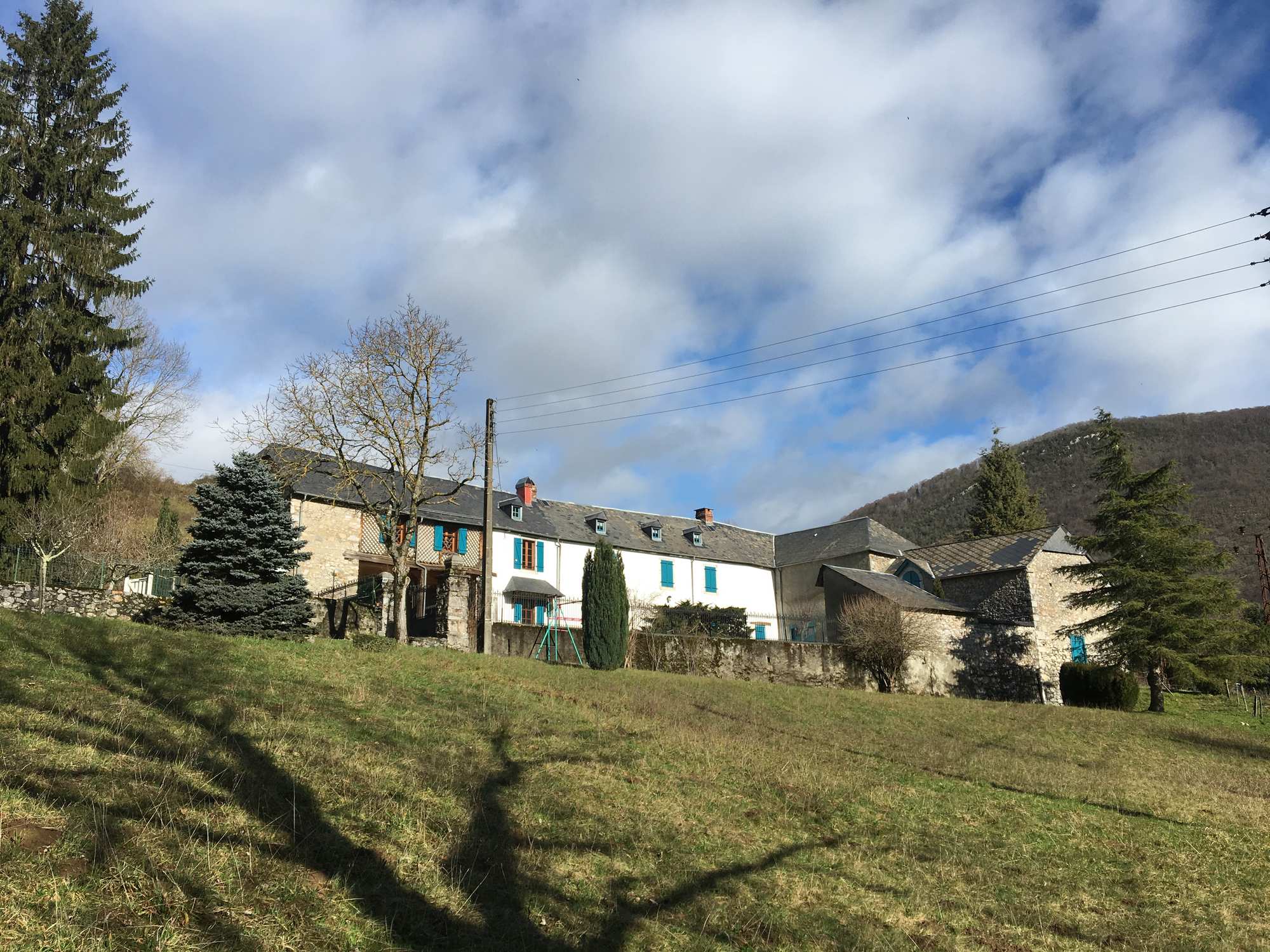 Vue d'ensemble de la propriété depuis le pré