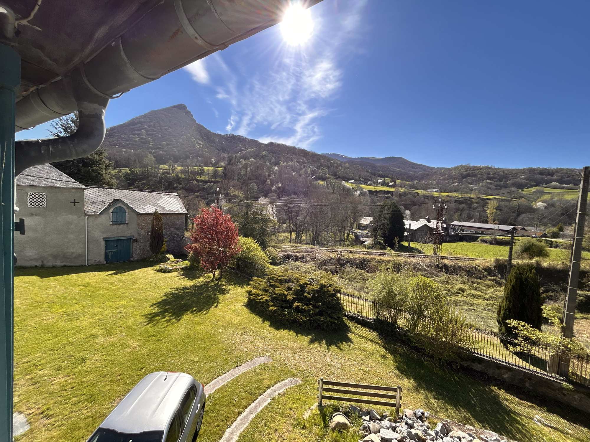 Panorama sud avec montagne et chapelle