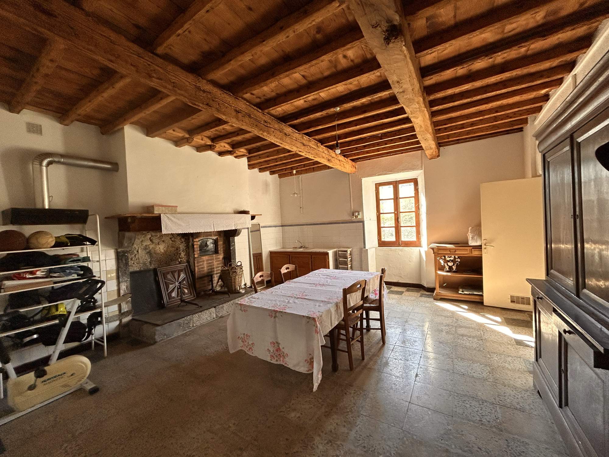 Salle à manger avec four à pain intérieur