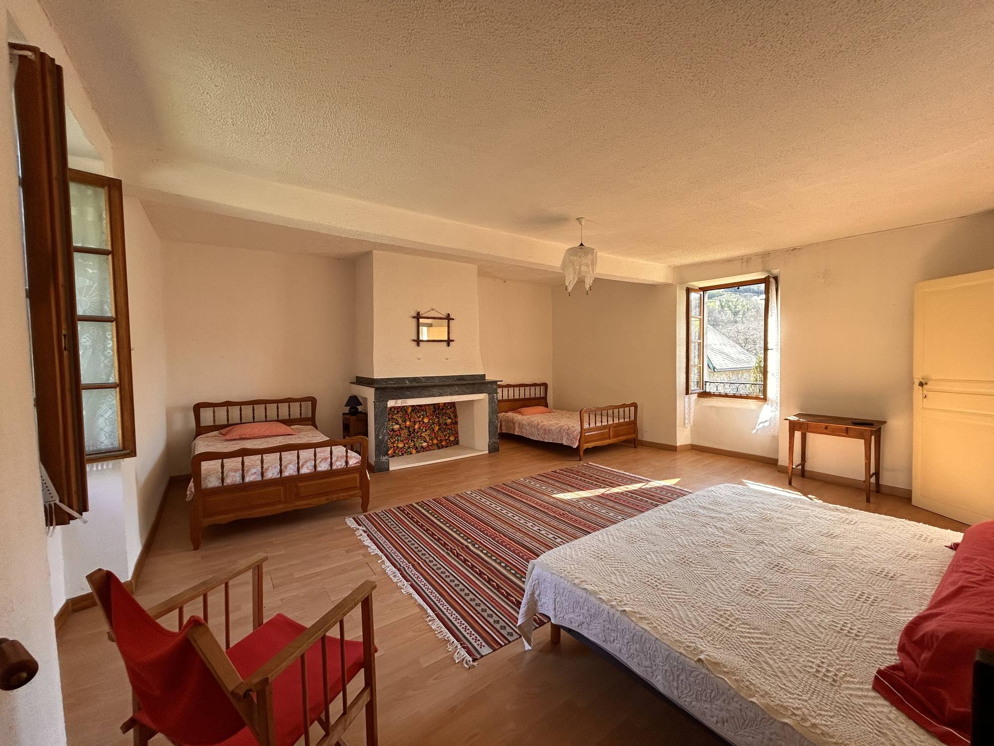 Grande chambre avec cheminée et trois lits
