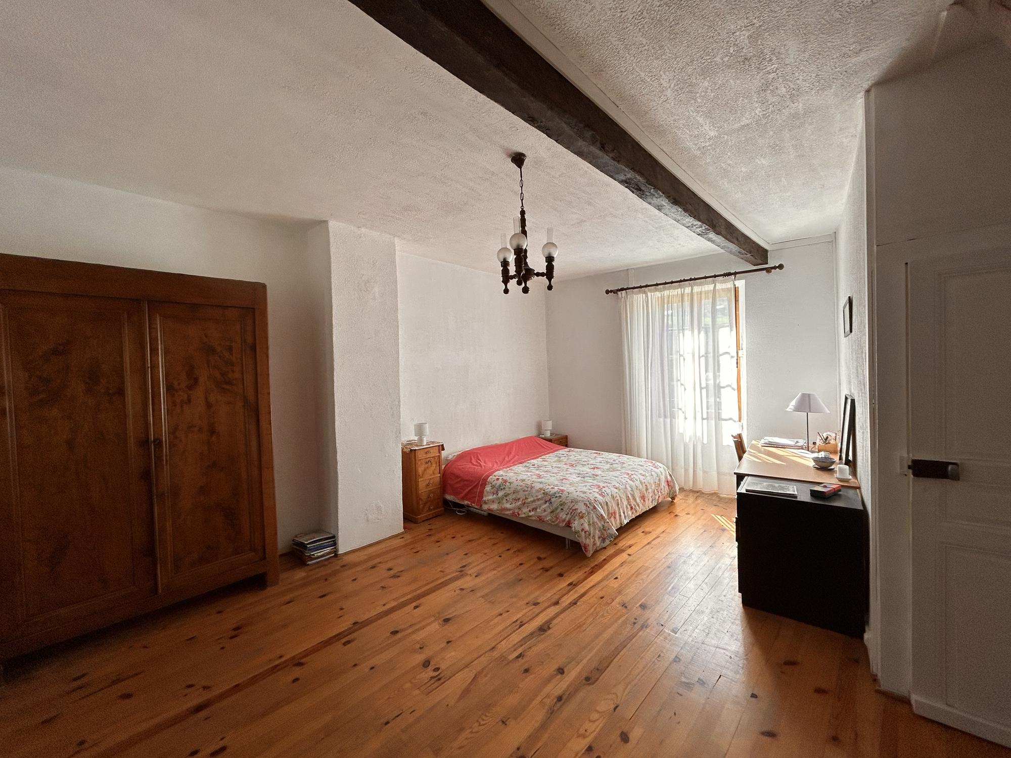 Chambre avec lit double et armoire ancienne