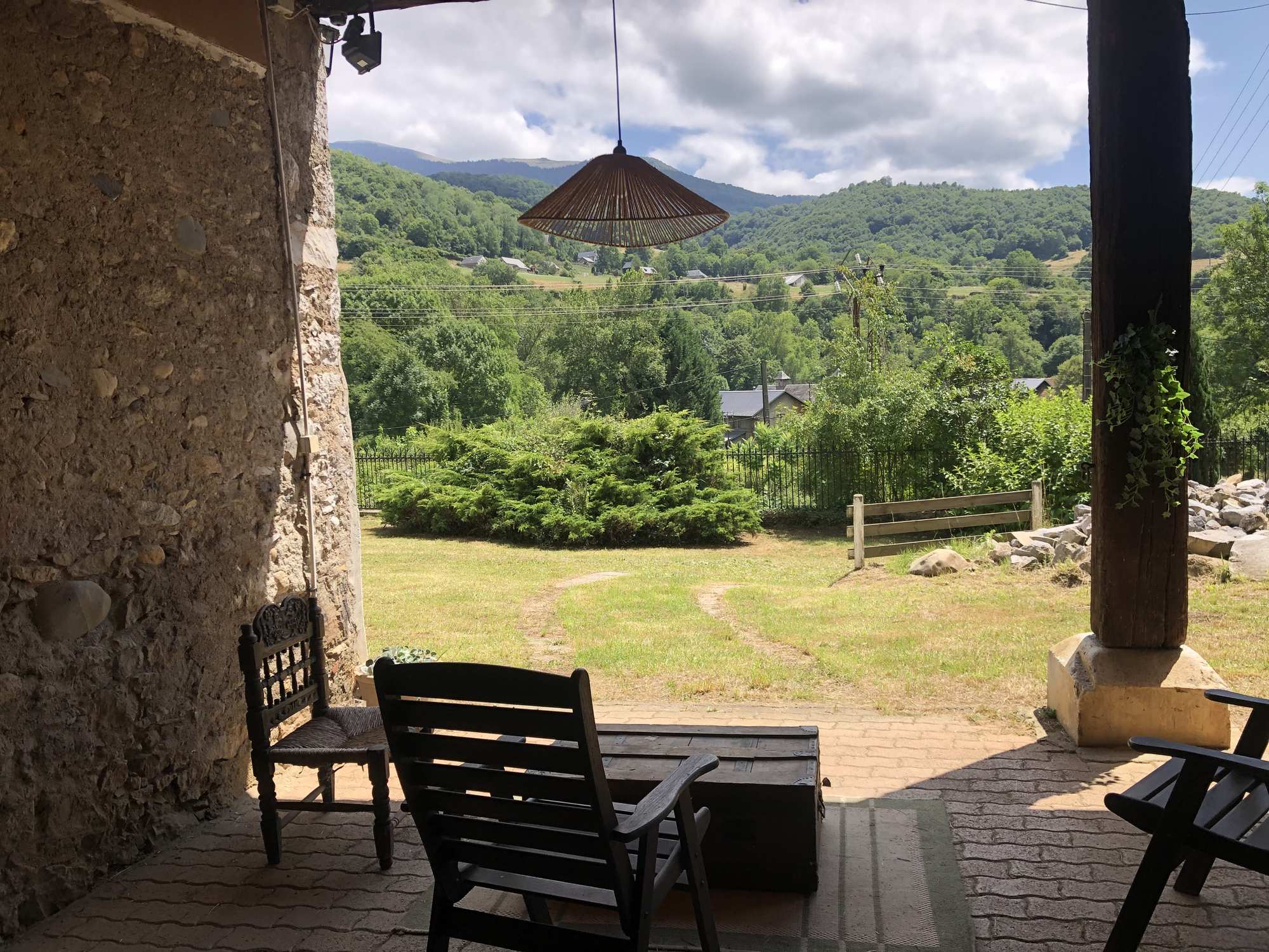 Vue depuis le porche sud, vallée verdoyante et montagnes